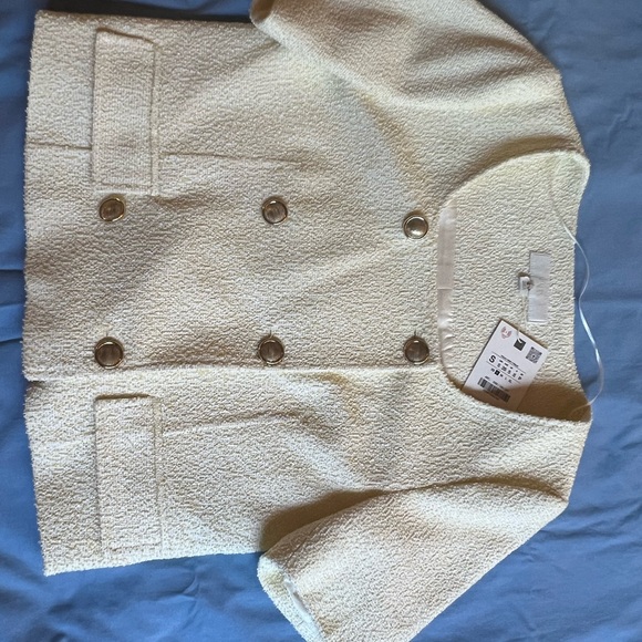 STRUCTURED SHORT SLEEVES BLAZER AND TEXTURED SHORT WITH GOLD BOTTONS - Picture 2 of 7